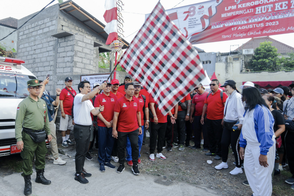 Sekda Adi Arnawa Lepas Jalan Santai Masyarakat Kelurahan Kerobokan Kaja